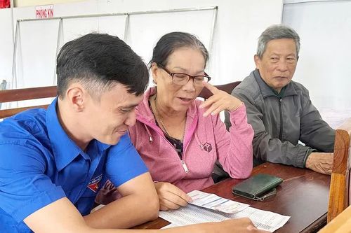 Người dân phường Diên Hồng tham gia tập huấn “Bình dân học vụ số”