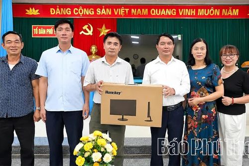 Phường Việt Trì trao thiết bị chuyển đổi số cho các tổ dân phố