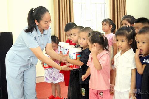 Trao 240 suất quà cho học sinh khó khăn xã Tùng Bá và Thanh Thủy
