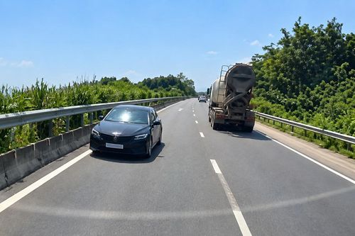Đi ngược chiều trên cao tốc Nội Bài - Lào Cai, tài xế bị phạt 35 triệu đồng