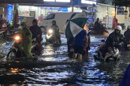 Mưa lớn, nhiều tuyến đường TP.HCM ngập nặng, người dân chật vật về nhà