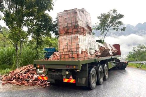 Tuyên Quang: Phạt 23,9 triệu đồng với lái xe và chủ xe đầu kéo làm rơi gạch trên QL4C