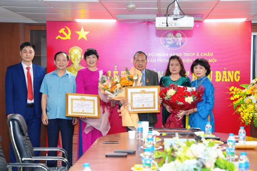 Trao Huy hiệu 50 năm, 35 năm tuổi Đảng cho hai đảng viên Chi bộ Văn phòng Đại diện ACB tại Hà Nội