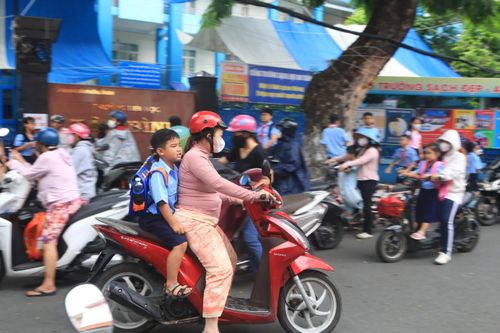 Nhiều phụ huynh vô tư để con 'đầu trần' khi tham gia giao thông