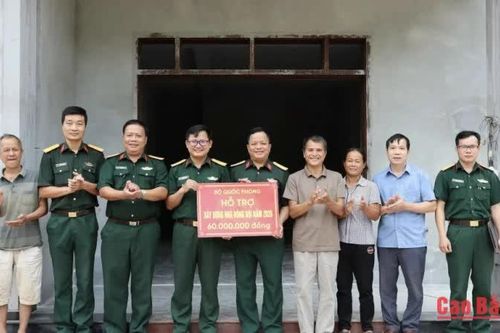 Bộ Chỉ huy Quân sự tỉnh trao kinh phí hỗ trợ xây dựng 'Nhà đồng đội' tại xã Kim Đồng