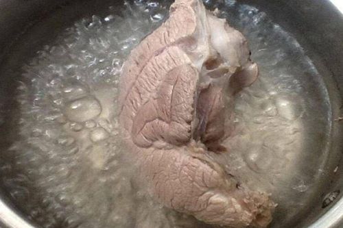 Luộc thịt bằng nước sôi hay nước lạnh mới ngon? Hóa ra rất nhiều người đang làm sai