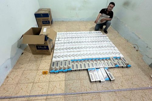 Chiếc túi ni-lon màu đen khiến cảnh sát chú ý, lộ 1.640 bao thuốc lá lậu