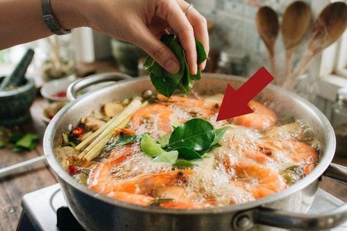 Thêm nắm lá này vào luộc tôm, con nào con nấy đỏ au, ngọt lịm, 10 con như 10