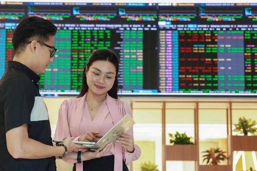 Giá dầu vượt 101 USD, VN-Index dao động quanh 1.820-1.840 điểm