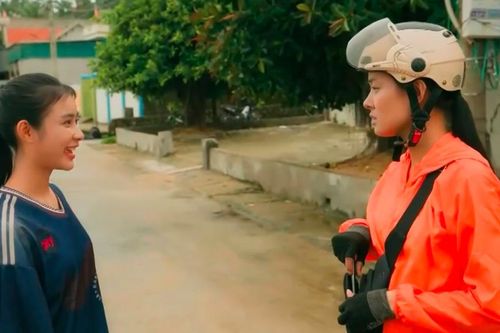Sau nỗ lực giữ lại sân bóng, Minh gian nan tìm thành viên đội bóng nữ làng Xuân