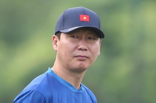 HLV Kim Sang-sik nhận hung tin ở quê nhà Hàn Quốc