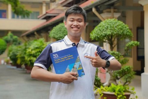 Nam sinh từng bỏ đại học, trở thành thủ khoa sau thi lại