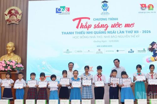 Trao học bổng Thắp sáng ước mơ thanh thiếu nhi Quảng Ngãi