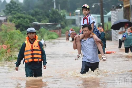 Hỗ trợ người dân khắc phục hậu quả ngập lụt ở Đồng Nai