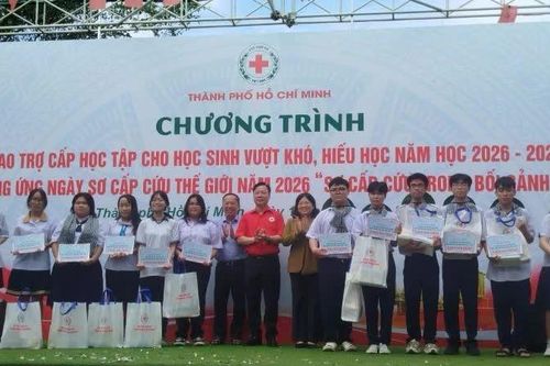 Hội Chữ thập đỏ Thành phố Hồ Chí Minh trao trợ cấp học tập cho 600 học sinh vượt khó, hiếu học