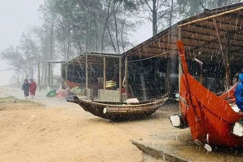 Sóng lớn xâm thực mạnh tại bãi tắm Mỹ Thủy ở Quảng Trị