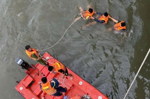 Nam thanh niên nghi nhảy cầu Trường Tiền được tìm thấy dưới sông Hương