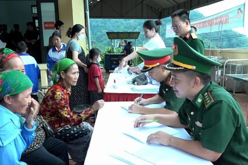 Nghệ An: Khám sức khỏe, cấp thuốc và tặng sân bóng rổ cho người dân, học sinh vùng biên