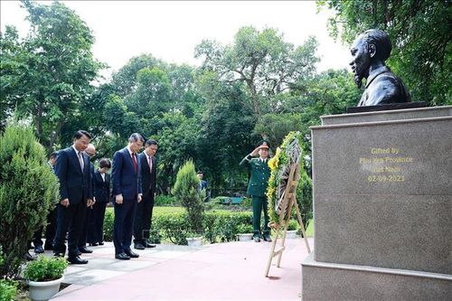 Thủ tướng Lê Minh Hưng dâng hoa tại tượng Chủ tịch Hồ Chí Minh ở thủ đô New Delhi