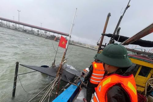 Sóng lớn đánh chìm một tàu cá đang neo đậu ở Huế