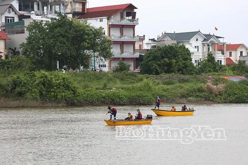 Khẩn trương tìm kiếm Thiếu tá quân đội lao xuống sông cứu người rồi bị nước cuốn trôi