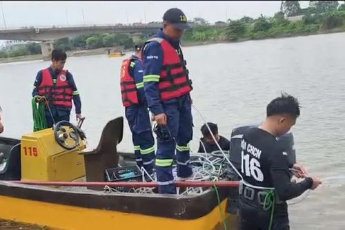 Thiếu tá quân đội mất tích khi lao xuống sông cứu người