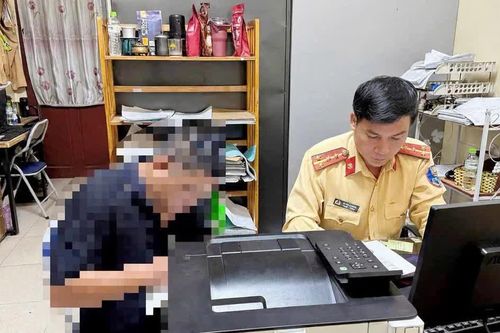 Không nhường đường xe cảnh sát dẫn đoàn, tài xế bị phạt 7 triệu, trừ điểm giấy phép