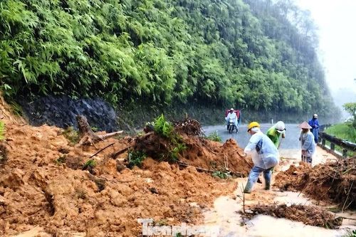 Mưa lớn gây sạt lở tắc đường, sóng mạnh nhấn chìm tàu cá ở Huế