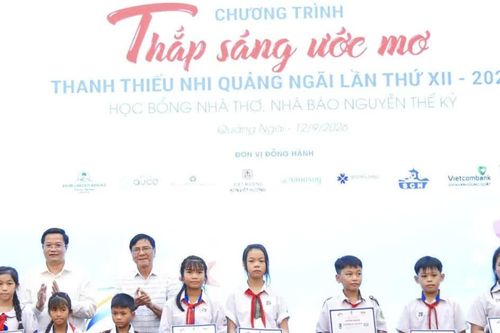Quảng Ngãi trao 150 suất học bổng 'Thắp sáng ước mơ'