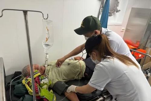 Đưa hai bệnh nhân nguy kịch trên đảo Cù Lao Chàm bị cô lập vào bờ