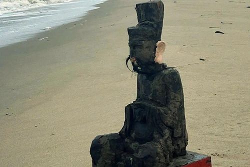 Phát hiện pho tượng gỗ lạ trôi dạt vào bãi biển Cửa Lò