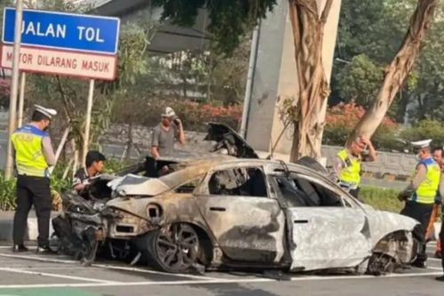 Xe điện Hyundai Ioniq 6 bốc cháy dữ dội sau khi đâm vào dải phân cách làn đường