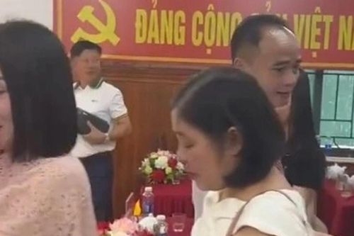 Hàng chục giáo viên bật khóc trong ngày chia tay hiệu trưởng gắn bó 14 năm
