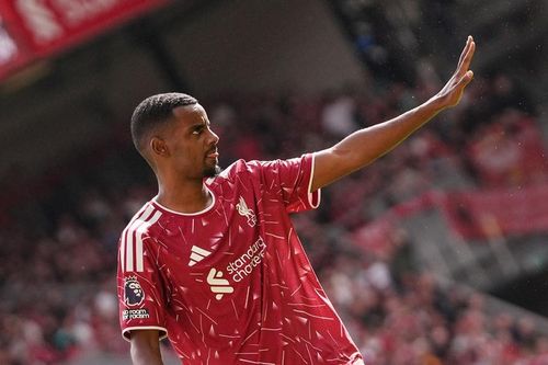 Isak vô duyên, Liverpool gây thất vọng lớn