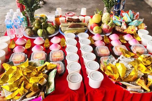 'Giựt đồ cúng cô hồn', tiềm ẩn nguy cơ mất an ninh trật tự và giao thông