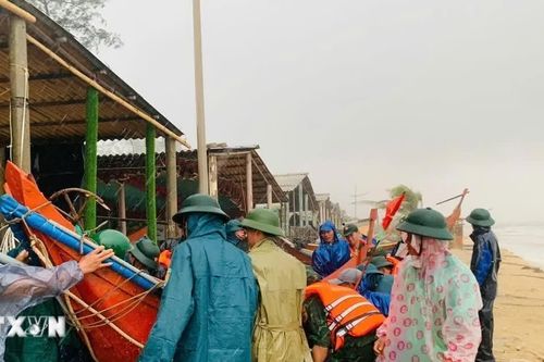 Quảng Trị: Hỗ trợ người dân di dời tài sản trước tình trạng sóng biển xâm thực