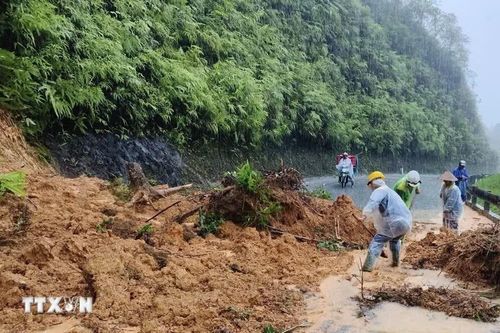 Huế: Khắc phục sự cố sạt lở Quốc lộ 49, chưa thể tiếp cận tàu hàng mắc cạn