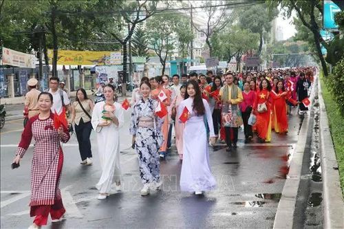 Gần 1.000 người đi bộ, diễu hành trong trang phục truyền thống Việt Nam và Nhật Bản