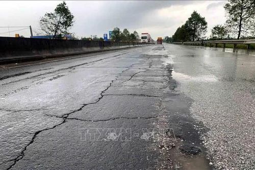 Đề nghị tạm dừng thu phí nếu không khắc phục hư hỏng Quốc lộ 1A