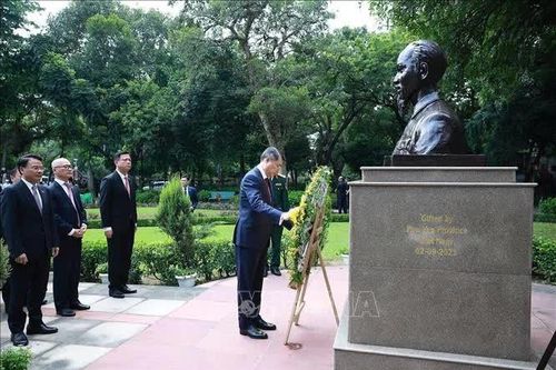 Thủ tướng Lê Minh Hưng dâng hoa tại tượng Bác Hồ ở New Delhi