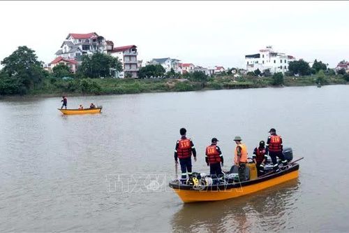 Khẩn trương tìm kiếm 2 người mất tích trên sông Trà Lý