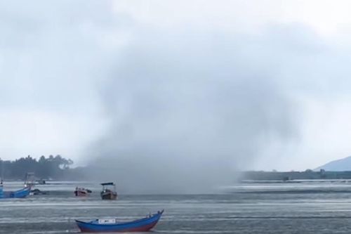 Vòi rồng bất ngờ xuất hiện trên vùng biển Gia Lai