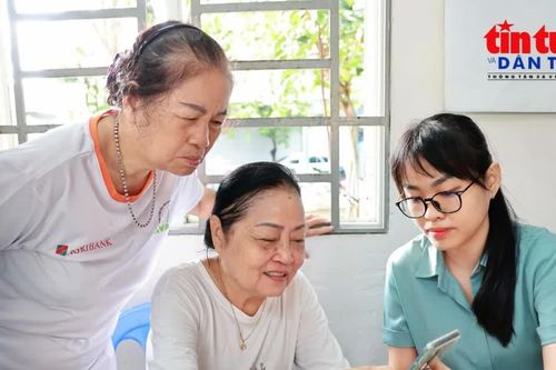 TP Hồ Chí Minh: Người dân học làm thủ tục số ngay tại khu phố