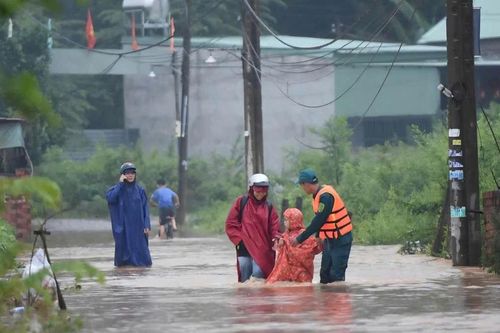 Nước sông Buông dâng cao, lực lượng chức năng xuyên đêm hỗ trợ người dân