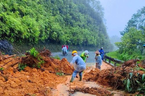 TP Huế: Mưa lớn gây sạt lở, tàu cá bị đánh chìm