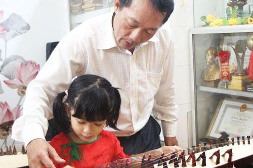 Lớp học níu tiếng đàn dân tộc giữa phố thị
