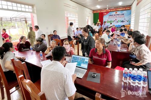 Xã Phú Lâm giải quyết thủ tục hành chính lưu động cho người dân trong chương trình Ngày thứ 7 phục vụ nhân dân