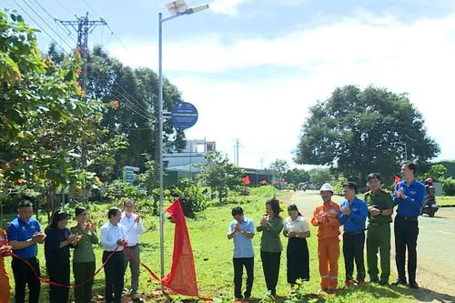 Khánh thành hai công trình "Thắp sáng đường biên" tại xã biên giới Ia O, Ia Dom