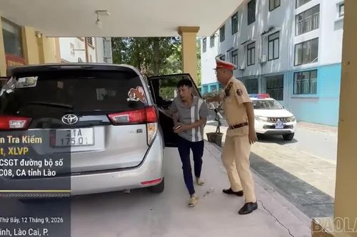 Cảnh sát giao thông Lào Cai mở đường, đưa sản phụ đi cấp cứu kịp thời