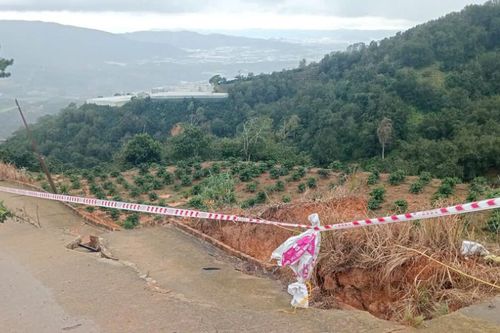 Mưa lớn gây sạt lở đường vào khu sản xuất ở phường Xuân Trường - Đà Lạt